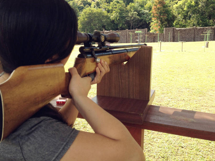 成年人,脸,头,脸颊,一个人,站,横图,室外,特写,白天,锻炼,运动,射击,印度尼西亚,仅一个年轻女性,仅一个女性,仅一个人,木制,拿着,休闲装,肩膀,树,摄影,专心,对准,瞄准,来福枪,打靶,技能,体育,年轻女性,女人,女性,亚洲人,年轻人,头部,脸部,脸蛋,面部,彩图,健身,准镜,瞄准镜,狙击镜,光学瞄准装置