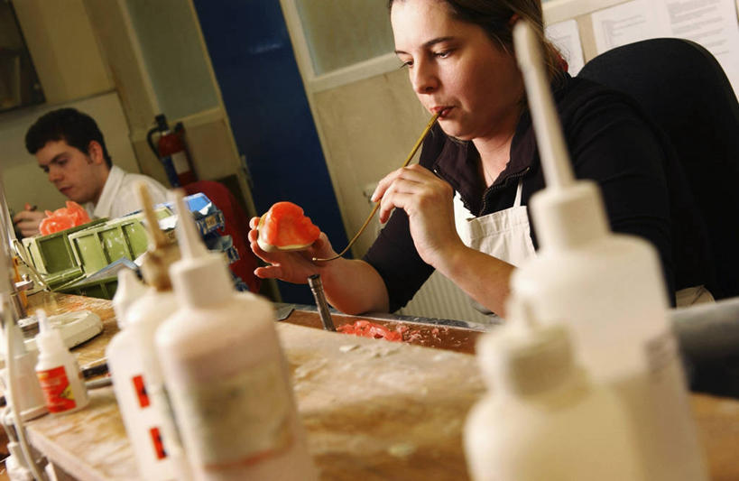 成年人,脸,头,脸颊,牙齿,两个人,坐,横图,室内,侧面,合作,团队,桌子,并排,火焰,实验室,燃烧,拿着,吹气,英格兰,肩膀,职业,模仿,摄影,准确,假牙,忙碌,假肢,颌骨,男人,女人,头部,齿,脸部,脸蛋,面部,牙,牙龈,技术员,彩图