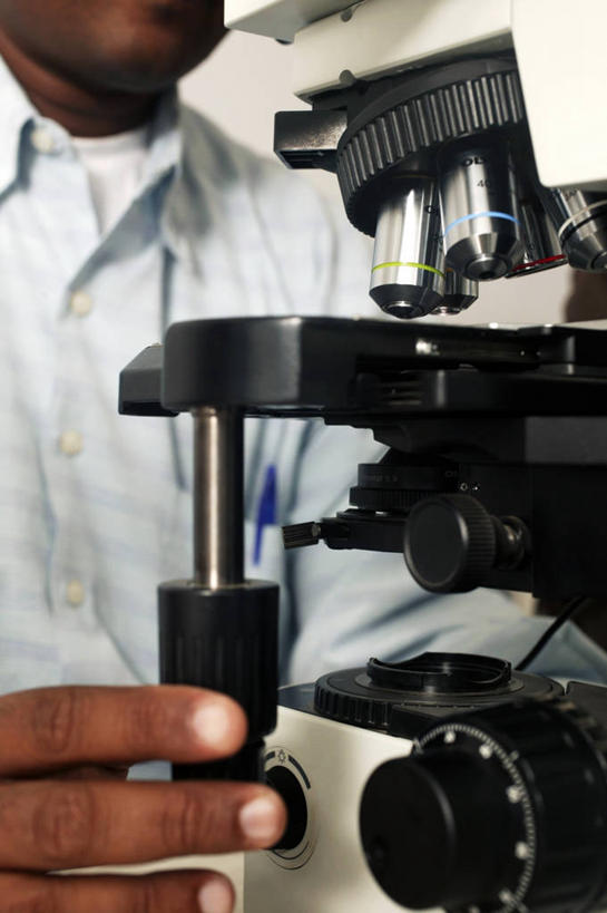 眼睛,手,一个人,医院,站,竖图,俯视,室内,特写,正面,技术,苏丹,瞳孔,研究,分析,数字,显微镜,拿着,一个,血液,眼部,摄影,单个,部分,透镜,血细胞,医疗器械,医疗工具,载玻片,癌症,玻片,盖玻片,眼,彩图,高角度拍摄