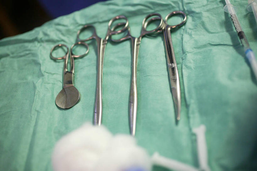 无人,横图,俯视,室内,特写,化妆,美容,一排,护肤,不锈钢,整齐,镊子,排列,化妆棉,化妆品,碗,保养,享受,休闲,放松,保健,摄影,卫生,注射器,化妆用品,队列,手术台,医疗工具,养颜,手术剪刀,手术器械,彩图,高角度拍摄