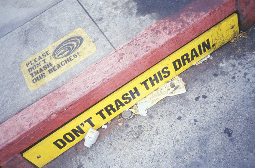 无人,横图,室外,特写,白天,街道,指示牌,美国,环保,标志,文字,插座,垃圾,警告,标识,黄色,警示,摄影,排水沟,能源,英文字母,禁止,环境,回收,提醒,资源,提示,限制,利用,低碳,循环,持续,方向标,大写字母,危险,彩图,水污染