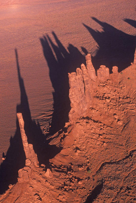 无人,竖图,俯视,航拍,室外,白天,日落,沙漠,美国,阴影,陆地,自然,黄昏,地标建筑,摄影,亚利桑那,北美,北美洲,国家公园,岩层,鸟瞰,美洲,亚利桑那州,纪念碑山谷,纪念碑谷,纪念碑山谷公园,纪念谷,大峡谷之州,北亚美利加洲,亚美利加洲,纪念碑谷纳瓦霍部落公园,印第安保留地,科罗拉多高原,自然地理,岩石,彩图,高角度拍摄,旅行,美利坚合众国,纳瓦霍族