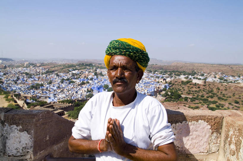 成年人,老年人,脸,头,脸颊,一个人,握手,横图,室外,白天,正面,日光,印度,仅一个男性,仅一个人,仅一个中年男性,头巾,城镇,肩膀,地标建筑,摄影,印度文化,印度教,拉贾斯坦邦,焦特普尔,男人,男性,中年男性,头部,脸部,脸蛋,面部,搀手,拉手,手拉手,手握手,彩图,传统服装,传统文化