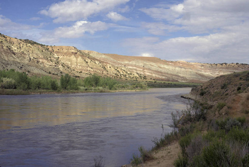 无人,公园,横图,室外,白天,旅游,度假,美景,山,美国,反射,地平线,河岸,景观,云,辽阔,地面,娱乐,风景,天空,自然,享受,休闲,广阔,景色,放松,摄影,灌木,宁静,一望无际,北美,北美洲,国家公园,自然风光,延伸,美洲,想象,科罗拉多州,科罗拉多,天地相交,北亚美利加洲,亚美利加洲,犹他,百年州,保护区,无边无际,一马平川,国家恐龙化石保护区,恐龙国家保护区,恐龙国家公园,恐龙国家纪念公园,彩图,美利坚合众国,绿河