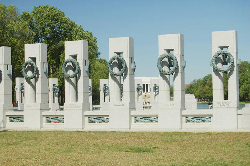 无人,横图,室外,白天,重复,草坪,美国,一排,对称,整齐,花环,柱子,首都,历史,战争纪念碑,排列,摄影,多样,纪念,留念,宁静,队列,身份,怀念,美国文化,华盛顿特区,万里无云,美术工艺,二战纪念碑,彩图