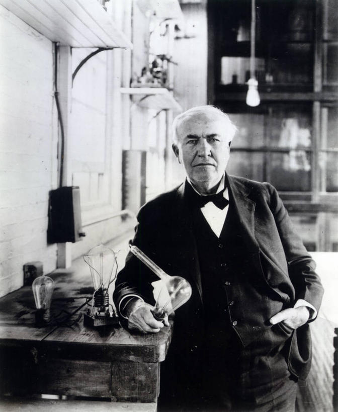 成年人,老年人,一个人,竖图,室内,信心,科技,仅一个男性,仅一个人,仅一个中年男性,套装,科学,实验室,拿着,摄影,电,电灯泡,肖像,手插袋,发明家,男人,男性,中年男性,插兜,手插兜,半身,彩图,手抄兜