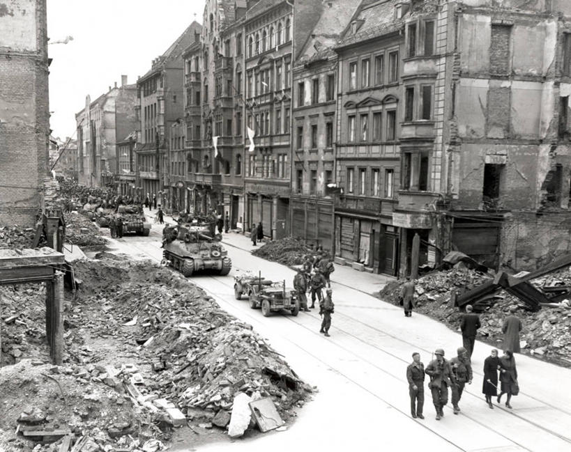 成年人,横图,俯视,室外,白天,建筑,街道,德国,士兵,行人,背心,许多人,历史,破坏,慕尼黑,破损,一群人,运输,摄影,损坏,第二次世界大战,毁灭,坦克,男人,女人,彩图,高角度拍摄