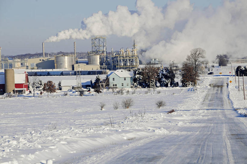 无人,横图,室外,白天,美景,雪,建筑,路,美国,房屋,景观,乡村,冬天,树,自然,烟,发电站,景色,寒冷,工业,摄影,自然风光,威斯康星,空气污染,彩图,旅行,乙醇