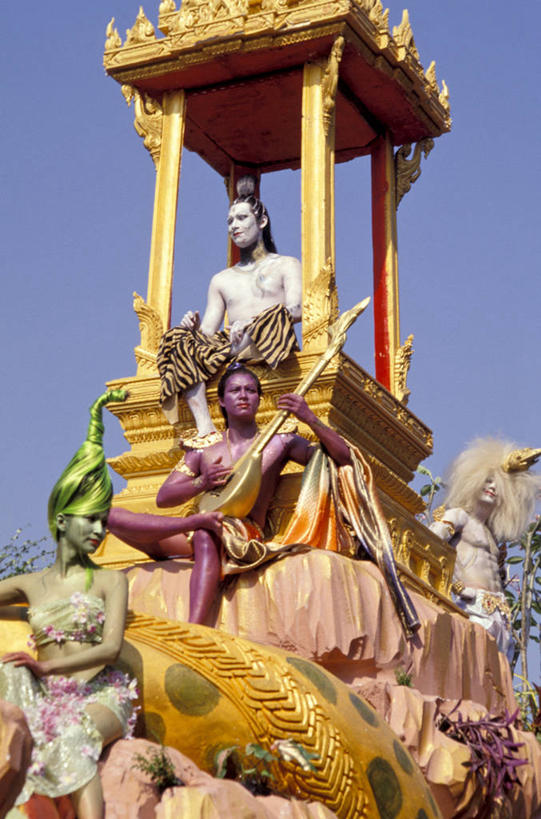 成年人,坐,竖图,室外,白天,正面,幸福,日光,曼谷,泰国,首都,休闲装,手势,轿子,放松,摄影,泰国文化,万里无云,写实,年轻男性,年轻女性,年轻人,彩图,传统服装,打手势,传统文化,传统节日