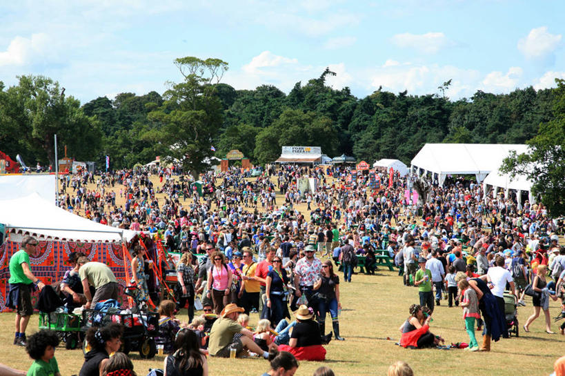 成年人,横图,俯视,室外,白天,英国,许多人,夏天,一群人,摄影,群众,写实,音乐节,男人,年轻男性,年轻女性,女人,年轻人,步行,彩图,高角度拍摄