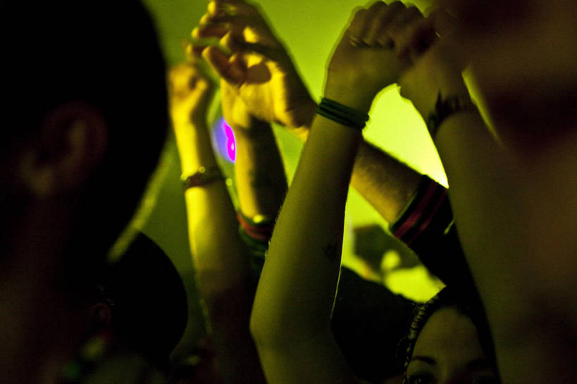 成年人,举,横图,室内,特写,夜晚,聚会,旅游,度假,夜生活,快乐,许多人,娱乐,托,一群人,享受,休闲,放松,俱乐部,摄影,夜总会,舞池,写实,音乐节,男人,年轻男性,年轻女性,女人,年轻人,举起,举手,举着,向上举,向上伸,向上托,彩图,舞蹈