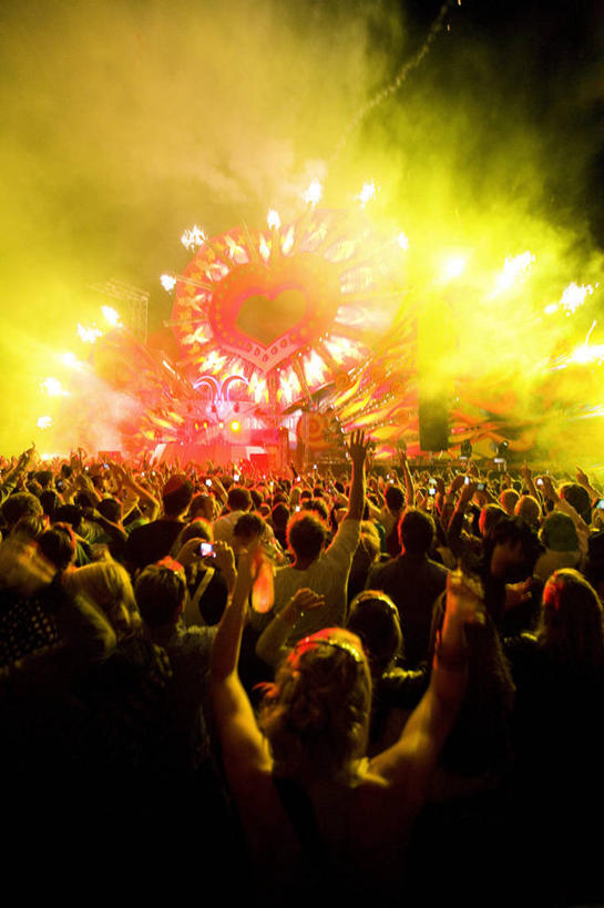 成年人,观众,舞台,竖图,俯视,室外,夜晚,夜生活,爆炸,荷兰,欢呼,许多人,背面,黄色,一群人,夸张,摄影,群众,音乐节,男人,年轻男性,年轻女性,女人,年轻人,彩图,高角度拍摄
