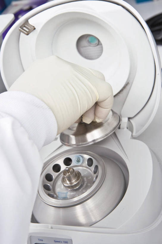 西方人,手,一个人,科学家,竖图,俯视,室内,特写,白天,安全,机器,欧洲,欧洲人,仅一个男性,仅一个人,握,服装,实验室,研究室,防护,拿,拿着,仅一个年轻男性,衣服,白色,手套,手部,机械,握着,服饰,保护,单手,衣着,科研人员,白大褂,穿着,保险,研究者,试验室,离心机,实验服,科学研究者,保全,周全,安稳,安定,防护手套,衣饰,离心分离机,平安,男人,男性,年轻男性,白种人,科学工作者,半身,彩图,高角度拍摄,实验衣