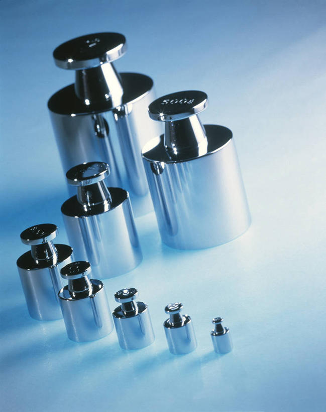 无人,竖图,俯视,室内,特写,白天,静物,金属制品,一排,许多,阴影,蓝色背景,整齐,并列,并排,反射,金属,砝码,影子,很多,排列,重量,摄影,影棚,衡量,队列,摄影棚,平行,计量,量具,质量,彩图,高角度拍摄,影棚拍摄,拍摄