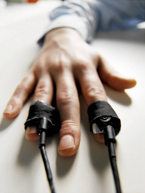 西方人,手,一个人,竖图,俯视,室内,特写,白天,机器,欧洲,欧洲人,仅一个男性,仅一个人,仅一个中年男性,阴影,朦胧,模糊,反射,影子,手部,机械,单手,男人,男性,中年男性,白种人,半身,彩图,高角度拍摄,测谎器,测谎仪