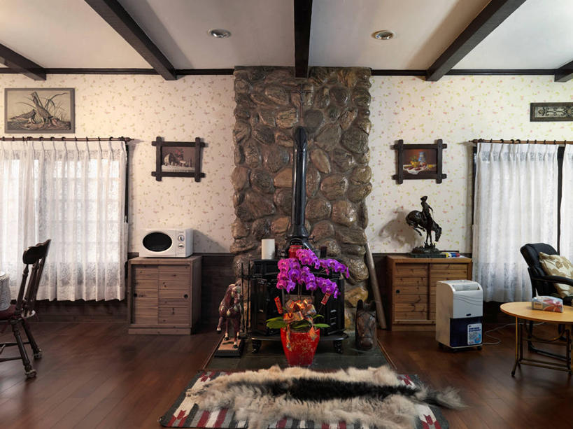 无人,家,横图,室内,白天,家具,镜子,沙发,桌子,建筑,椅子,台湾,日光,亚洲,装饰,木制,房屋,光,皮革,茶几,干净,现代,座位,灯,花,装饰物,枕头,建造,双人沙发,建筑材料,台北,硬木,电视机,书,石块,当代