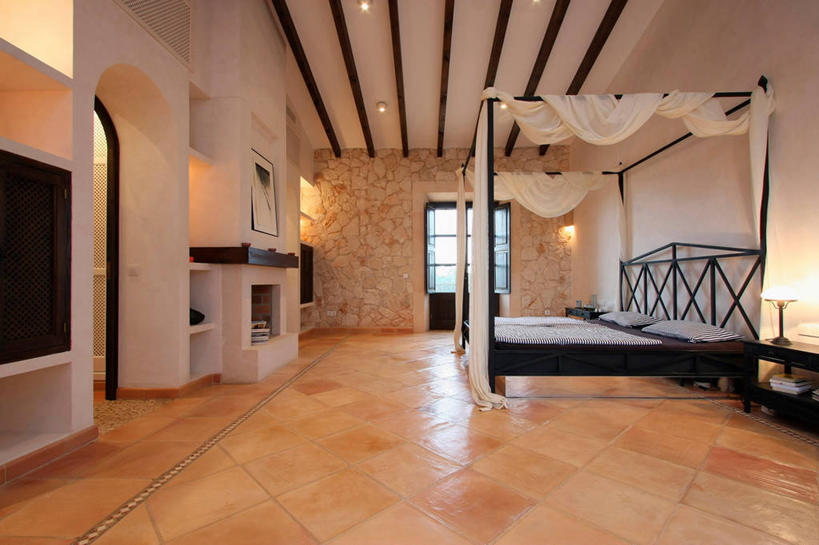 无人,家,横图,黑白,室内,白天,床,家具,卧室,建筑,日光,西班牙,欧洲,床上用品,石墙,枕头,建造,羽绒被,四柱床