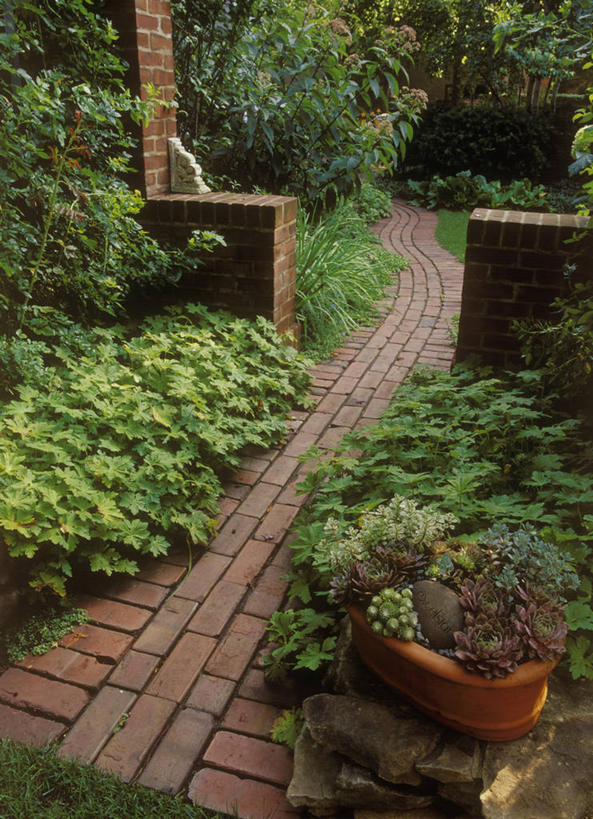 室外,神秘,草坪,石头,叶子,砖,墙,树荫,红色,绿色,紫色,自然,灌木,宁静,粘土,私密,岩石,景观设计