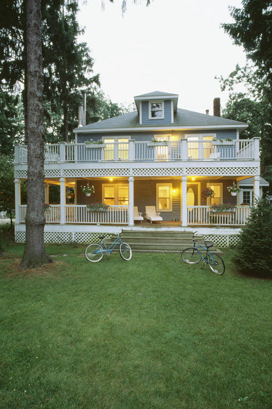 家庭,家,栏杆,室外,烟囱,建筑,自行车,玻璃,木制,房屋,屋顶,台阶,树干,夏天,格子饼,农舍,门廊