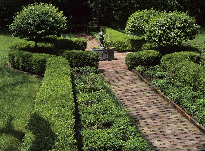 室外,水,喷泉,叶子,天使,圆形,砖,浪漫,树,红色,绿色,紫色,修指甲,灌木,宁静,舒适,罗马式,黄杨木,景观设计