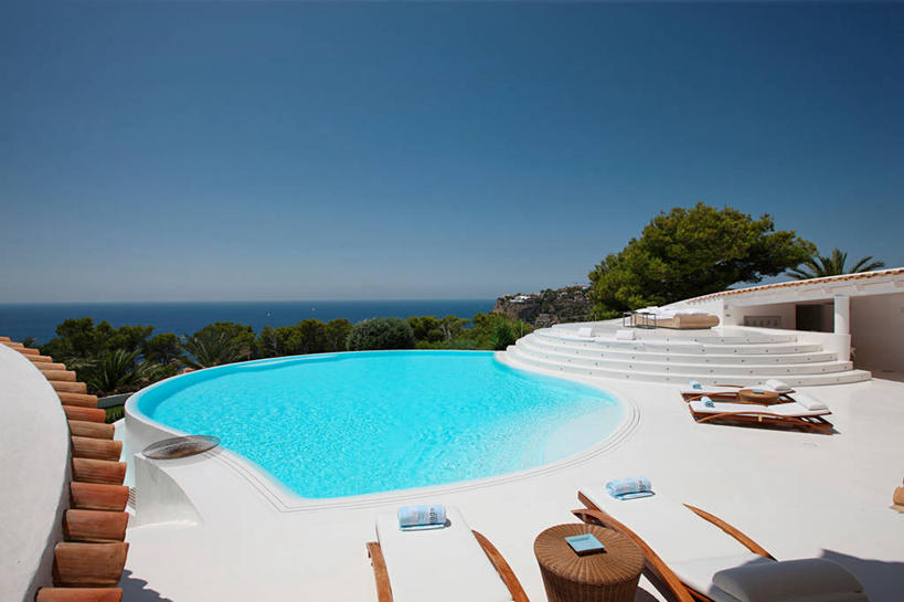 无人,游泳池,家,横图,室外,白天,水,日光,西班牙,欧洲,球袋,院子,干净,现代,蓝色,白色,休闲椅,当代