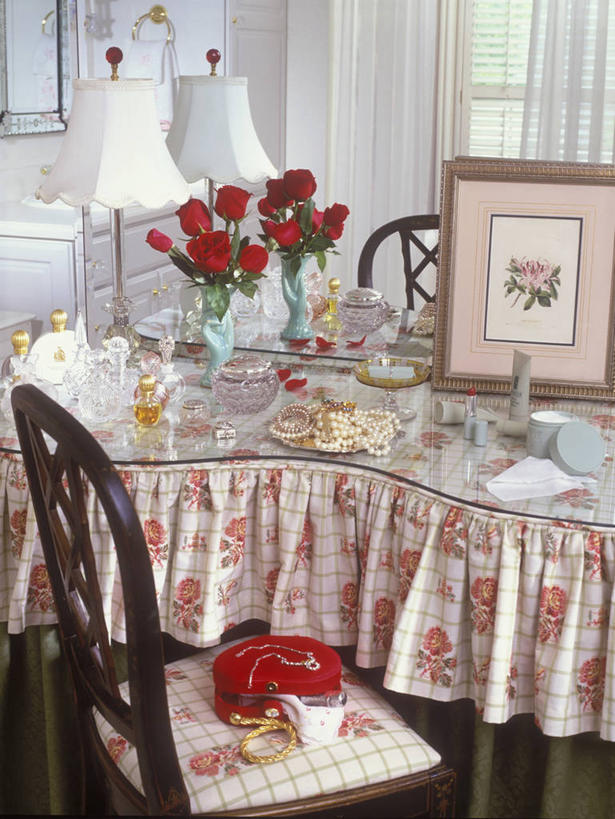 裙子,友谊,卧室,桌子,花瓶,椅子,珠宝,印刷,木制,珊瑚,水晶,梳妆台,浪漫,首饰盒,灯,粉色,红色,绿色,白色,彩妆,唇膏,香水,化妆用品,软垫,科隆,式样,心