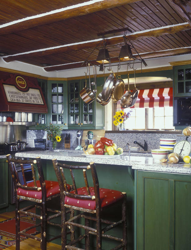 吃,厨房,窗户,柜子,向日葵,蔬菜,洋葱,椅子,准备,不锈钢,条纹,新鲜,钢铁,水槽,大理石,食品,食物,黄色,红色,绿色,灰色,灯具,碗,刀,有机食品,绿色食品,古董,花岗岩,涂料,铜,水晶吊灯,比例,软垫,嫩枝,烹调,风帽,可口可乐公司,焦炭