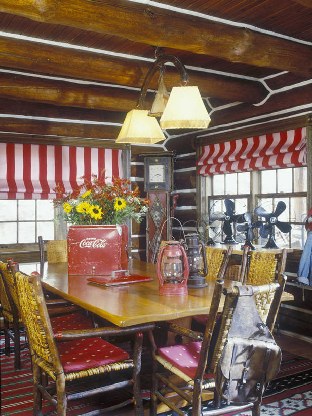 吃饭,窗户,桌子,向日葵,椅子,纺织品,条纹,装饰,时间,灯笼,毛毯,时钟,毯子,饭厅,皮革,计时,干净,纺织,黄色,红色,白色,灯具,垫子,钟表,温暖,表,力量,古董,座钟,华丽,修饰,锡,点缀,舒适,圆木,水晶吊灯,客舱,收集,衬托,美观,雅致,雅观,嫩枝,钟,小木屋,可口可乐公司,焦炭