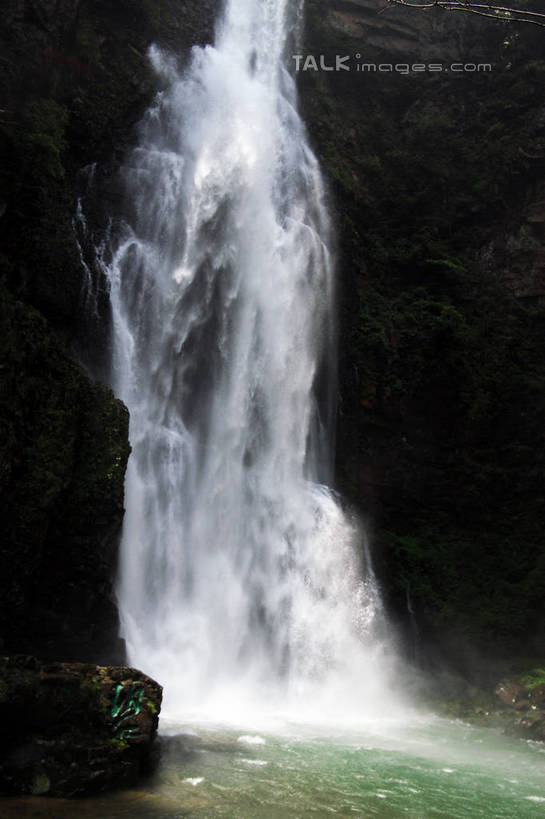 无人,竖图,室外,白天,正面,旅游,度假,河流,美景,瀑布,水,井冈山,中国,亚洲,阴影,飞溅,溅,光线,标志,文字,液体,影子,字符,河水,景观,水滴,水花,水流,娱乐,标识,江西,水珠,阳光,自然,享受,休闲,汉字,景色,放松,倾泻,倾注,喷洒,中文,自然风光,东亚,江西省,中华人民共和国,华东地区,国文,华文,赣,革命,吉安,吉安市,泼洒,革命根据地,跌水,彩图,bjzqp1