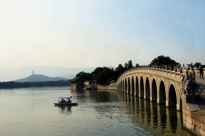 无人,颐和园,横图,室外,白天,正面,旅游,度假,湖,湖泊,石头,名胜古迹,水,标志建筑,地标,建筑,船,北京,中国,亚洲,一艘,阴影,遗迹,光线,石子,影子,湖面,水流,水面,桥,首都,古迹,文物,娱乐,建设,古建筑,石桥,拱桥,栈桥,蓝色,蓝天,天空,阳光,交通工具,湖水,天,享受,休闲,旅游胜地,放松,拱形,园林,人行桥,石拱桥,航行,载具,古文明,东亚,昆明湖,中华人民共和国,北京市,京,北平,华北地区,北京昆明湖,皇家园林,十七孔桥,玉泉山,石块,彩图,bjzqp1