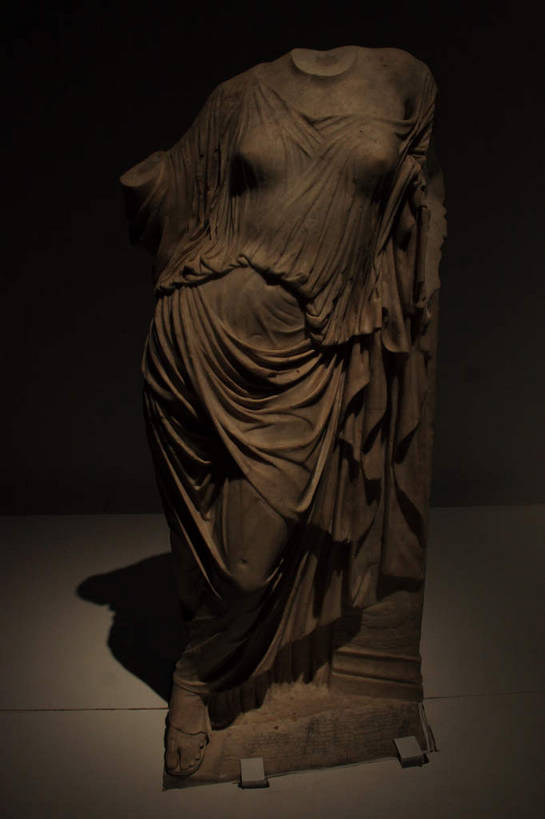 西方人,一个人,无人,博物馆,站,竖图,室内,白天,正面,爱情,旅游,度假,建筑,石膏,雕塑,法国,巴黎,欧洲,欧洲人,仅一个年轻女性,仅一个女性,仅一个人,阴影,神话,艺术,装饰,光线,雕刻,雕像,影子,大理石,灯光,卢浮宫,首都,美丽,文化,娱乐,石雕,展品,工艺品,站着,享受,休闲,展示,放松,纪念,展览,展厅,美术,石膏像,希腊文化,主题,爱神,陈列,希腊神话,维纳斯,法兰西共和国,功能,美学,法兰西第五共和国,大理石制品,阿芙洛狄忒,阿芙洛狄特,爱情女神,古希腊文化,罗浮宫博物馆,年轻女性,女人,女性,白种人,站立,半身,彩图,bjzqp1