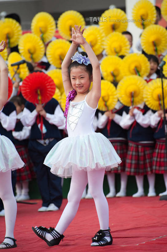 东方人,儿童,站,举,竖图,室外,白天,正面,裙子,制服,跳舞,纯洁,亚洲,表演,连衣裙,服装,装饰,扇子,头饰,柱子,墙,许多人,黄种人,袜子,墙壁,墙面,扮演,小孩,黄色,红色,白色,发饰,托,站着,一群人,校服,可爱,童年,童趣,短裙,半身裙,踮脚,丝袜,华丽,修饰,百褶裙,点缀,演出,舞姿,演出服,童真,烂漫,无邪,长筒袜,学生服,衬托,美观,雅致,雅观,天真,男孩,男人,男性,女孩,女人,女性,亚洲人,举起,举手,举着,向上举,向上伸,向上托,站立,半身,彩图,舞蹈,男生,女生,hascy1