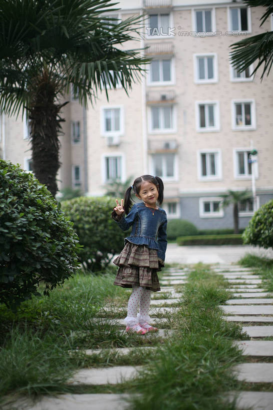 东方人,儿童,一个人,高楼大厦,站,举,笑,微笑,露齿笑,竖图,室外,白天,正面,裙子,快乐,兴奋,纯洁,骄傲,成功,胜利,草地,草坪,植物,窗户,大厦,建筑,摩天大楼,亚洲,仅一个女性,仅一个人,连衣裙,黄种人,手叉腰,玻璃窗,草,树,树木,小孩,蓝色,绿色,自然,叉腰,手势,托,站着,仅一个小孩,可爱,童年,童趣,自信,生长,成长,童真,烂漫,无邪,天真,女孩,女人,女性,亚洲人,孩子,举起,举手,举着,向上举,向上伸,向上托,站立,彩图,全身,欢乐,开心,大楼,高层建筑,高楼,摩天楼,女生,hascy1