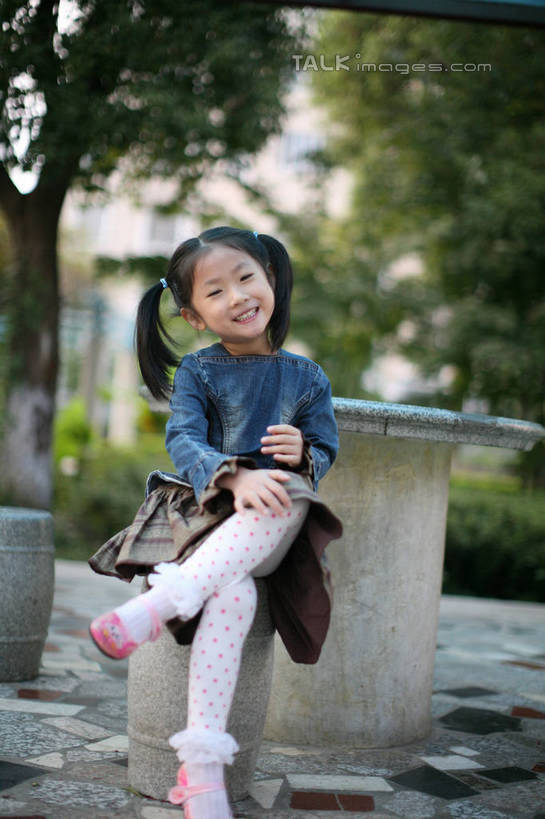 东方人,儿童,一个人,高楼大厦,坐,笑,微笑,露齿笑,竖图,室外,白天,正面,裙子,度假,纯洁,草地,草坪,美景,植物,桌面,桌子,城市风光,城市,大厦,建筑,摩天大楼,亚洲,仅一个女性,仅一个人,连衣裙,朦胧,模糊,凳子,石凳,大理石,景观,地面,二郎腿,黄种人,娱乐,草,树,树木,小孩,蓝色,绿色,自然,仅一个小孩,享受,休闲,景色,放松,可爱,童年,童趣,生长,成长,童真,烂漫,无邪,大理石制品,天真,女孩,女人,女性,亚洲人,孩子,坐着,半身,彩图,大楼,高层建筑,高楼,摩天楼,女生,hascy1