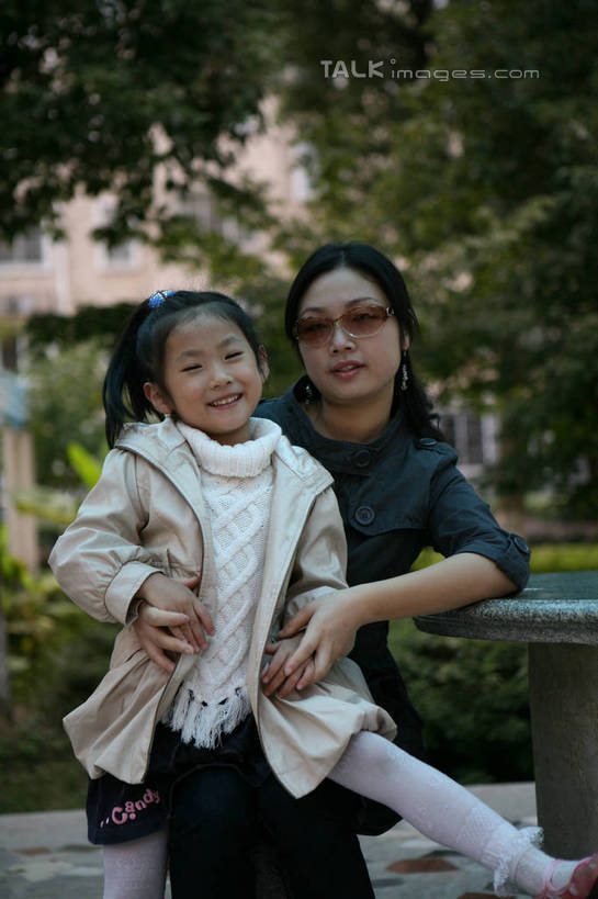 东方人,儿童,两个人,家庭,母亲,女儿,高楼大厦,坐,抱,笑,微笑,露齿笑,竖图,室外,白天,正面,毛衣,纯洁,草地,草坪,植物,桌面,桌子,大厦,建筑,摩天大楼,亚洲,服装,墨镜,眼镜,凳子,石凳,风衣,休闲装,黄种人,草,树,树木,小孩,衣服,绿色,白色,灰色,自然,太阳镜,太阳眼镜,休闲,温暖,温馨,母女,一家人,休闲服,遮阳镜,可爱,母爱,童年,童趣,服饰,生长,成长,抱着,和睦,搂着,童真,烂漫,无邪,天真,年轻女性,女孩,女人,女性,亚洲人,孩子,年轻人,搂,搂抱,坐着,半身,彩图,绒衣,套衫,套头毛衣,线衣,大楼,高层建筑,高楼,摩天楼,融洽,女生,hascy1