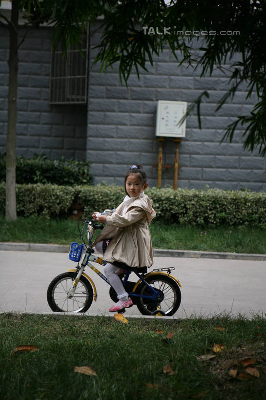 东方人,儿童,一个人,高楼大厦,坐,笑,微笑,露齿笑,竖图,室外,白天,侧面,纯洁,草地,草坪,植物,大厦,道路,建筑,路,摩天大楼,自行车,亚洲,仅一个女性,仅一个人,服装,小路,地面,交通,休闲装,黄种人,车,脚踏车,草,树,树木,小孩,衣服,绿色,自然,交通工具,驾驶,仅一个小孩,骑车,休闲,休闲服,连帽衫,可爱,童年,童趣,服饰,生长,成长,载具,童真,烂漫,无邪,天真,女孩,女人,女性,亚洲人,孩子,坐着,彩图,全身,大楼,高层建筑,高楼,摩天楼,女生,hascy1