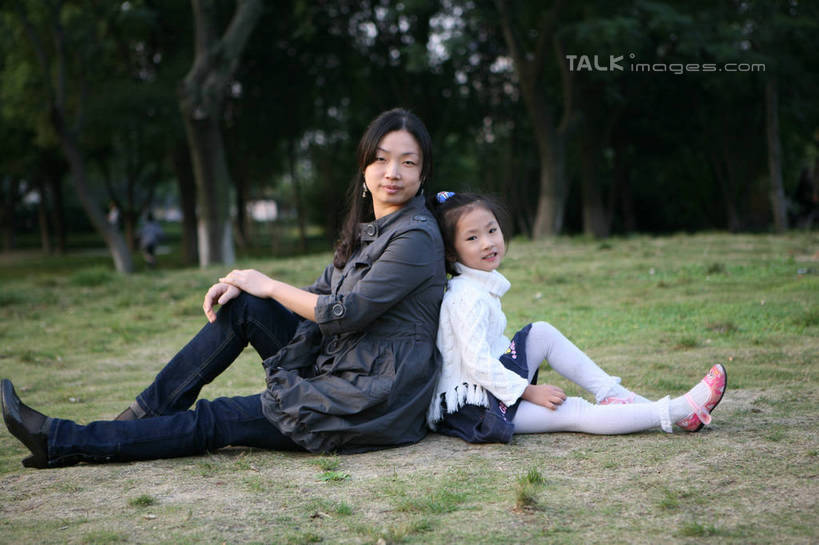 东方人,儿童,两个人,家庭,母亲,女儿,坐,笑,微笑,露齿笑,横图,室外,白天,侧面,毛衣,裙子,纯洁,安全,草地,草坪,植物,亚洲,服装,风衣,依靠,休闲装,黄种人,草,树,树木,小孩,衣服,绿色,白色,灰色,自然,回头,倚靠,转头,背靠背,休闲,温暖,温馨,母女,一家人,休闲服,可爱,母爱,童年,童趣,背对背,搭,短裙,服饰,生长,成长,半身裙,和睦,搭着,童真,烂漫,无邪,天真,信任,年轻女性,女孩,女人,女性,亚洲人,孩子,年轻人,屈膝,坐着,半身,彩图,绒衣,套衫,套头毛衣,线衣,融洽,女生,hascy1