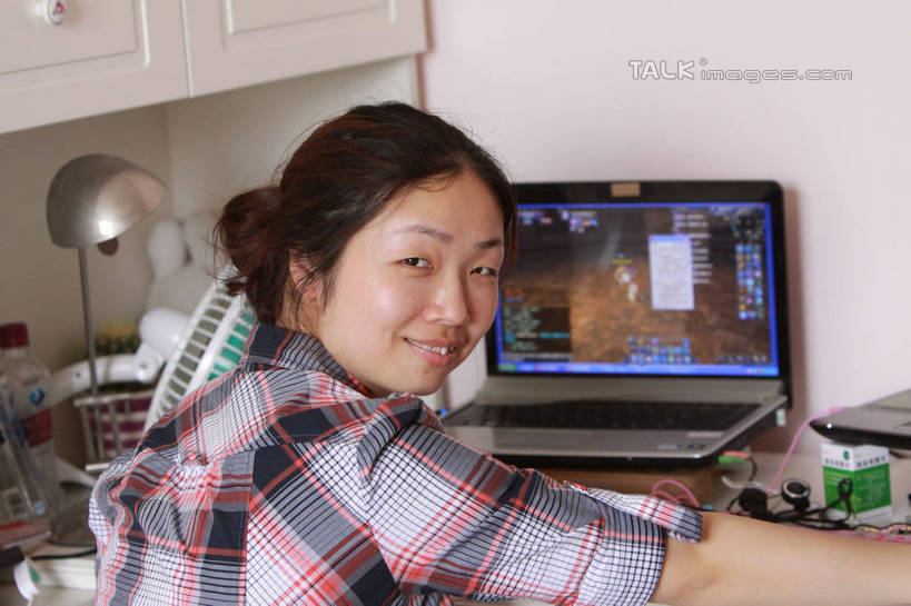 东方人,一个人,坐,笑,微笑,露齿笑,横图,室内,白天,衬衫,安全,电脑,笔记本电脑,柜子,书房,台灯,桌子,照明,亚洲,仅一个年轻女性,仅一个女性,仅一个人,阴影,光线,网络,电器,方格,格子,药剂,影子,办公桌,墙,灯光,防护,风扇,夏季,清凉,黄种人,凉爽,通讯设备,墙壁,墙面,灯,背面,阳光,耳机,药品,橱柜,灯具,夏天,回头,转头,治疗,电风扇,保护,电扇,药物,照亮,医疗,无线,家电,家用电器,照明设备,保险,通信设备,预防,无线网络,无线上网,便携式电脑,平安,手提电脑,年轻女性,女人,女性,亚洲人,坐着,半身,彩图,衬衣,小家电,hascy1