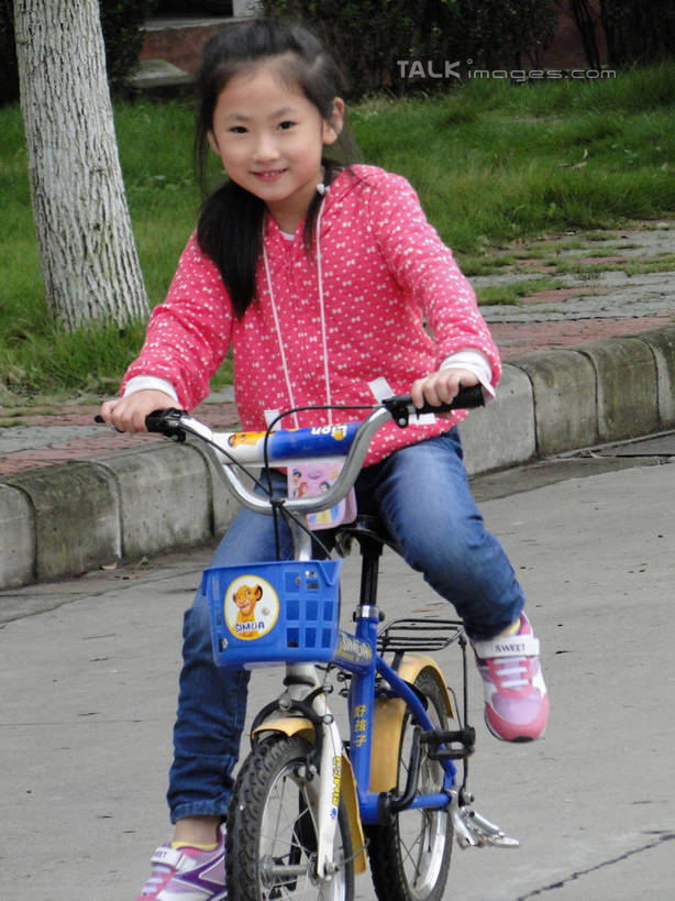 东方人,儿童,一个人,坐,笑,微笑,露齿笑,竖图,室外,白天,正面,纯洁,草地,草坪,植物,道路,路,公路,自行车,亚洲,仅一个女性,仅一个人,握,服装,裤子,交通,牛仔裤,休闲装,黄种人,车,脚踏车,草,树,树木,小孩,衣服,红色,绿色,自然,交通工具,仅一个小孩,骑车,休闲,休闲服,可爱,童年,童趣,握着,服饰,生长,成长,载具,童真,烂漫,无邪,天真,女孩,女人,女性,亚洲人,孩子,马路,坐着,彩图,全身,女生,hascy1