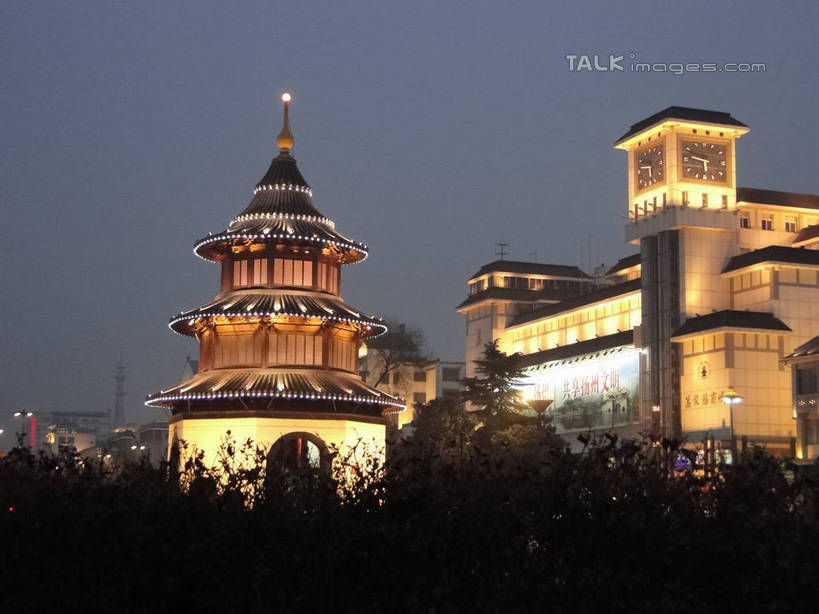 无人,横图,室外,夜晚,仰视,度假,美景,植物,窗户,城市风光,城市,路灯,照明,中国,亚洲,阴影,时间,电力,光线,钢材,标志,电缆,电线,时钟,文字,影子,支架,字符,亭子,景观,钟楼,灯光,计时,娱乐,标识,电塔,江苏,灯,树,树木,绿色,天空,自然,灯具,钟表,天,享受,休闲,汉字,表,景色,放松,生长,能源,成长,支撑,照亮,资源,照明设备,中文,供电设备,装饰灯,东亚,高压电塔,高压输电线,江苏省,扬州,中华人民共和国,华东地区,苏,国文,华文,扬州市,高压电线塔,高压塔,塔钟,钟,彩图,低角度拍摄,hascy1