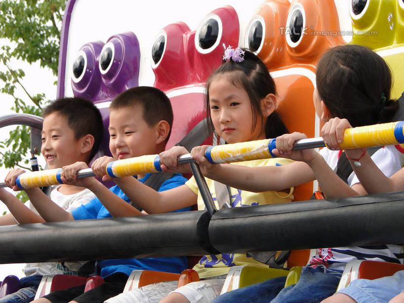 东方人,儿童,伙伴,朋友,坐,笑,微笑,露齿笑,横图,室外,白天,正面,游戏,友谊,纯洁,植物,中国,亚洲,一排,阴影,服装,整齐,光线,影子,许多人,玩,注视,休闲装,黄种人,娱乐,树,树木,排列,小孩,衣服,绿色,阳光,自然,观察,看,一群人,休闲,休闲服,抓,可爱,童年,童趣,服饰,游乐设施,跳楼机,生长,成长,观看,活动,察看,抓着,队列,发泄,关注,消遣,智力,童真,东亚,烂漫,无邪,安徽,安徽省,芜湖,中华人民共和国,华东地区,宣泄,皖,芜湖市,游艺设施,方特梦幻王国,天真,友情,男孩,男人,男性,女孩,女人,女性,亚洲人,玩耍,嬉戏,坐着,半身,彩图,男生,女生,hascy1