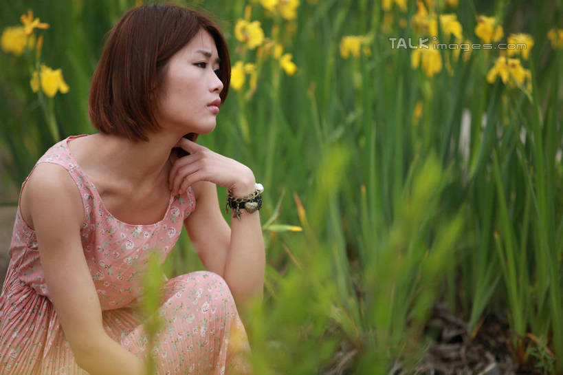 东方人,一个人,蹲,摸,横图,室外,白天,正面,裙子,爱情,花海,花圃,植物,水仙花,叶子,亚洲,仅一个年轻女性,仅一个女性,仅一个人,许多,抚摸,花纹,连衣裙,朦胧,模糊,盛开,时间,时钟,手表,图案,浪漫,计时,花蕾,黄种人,装饰品,花,花瓣,花朵,花卉,鲜花,黄色,绿色,戒指,饰品,手链,首饰,钟表,花丛,花束,花田,花苞,花蕊,表,恩爱,搭,忧伤,手镯,腕表,信物,碎花,难过,权利,搭着,忧郁,金盏银台,玉玲珑,女史花,雅蒜,天蒜,手饰,黄水仙,凌波仙子,水仙,天葱,洋水仙,年轻女性,女人,女性,亚洲人,钟,触摸,蹲着,接触,半身,彩图,哀伤,短发,rzwdb1