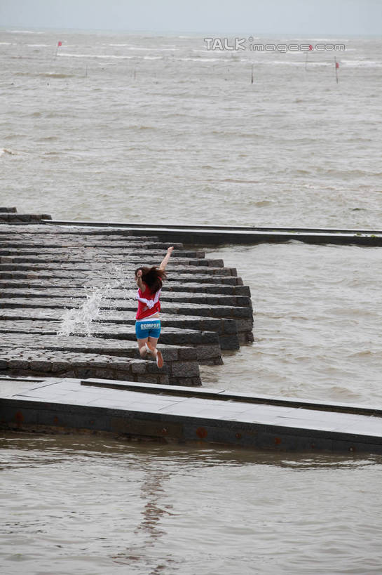 东方人,一个人,跳,伸展双臂,竖图,室外,白天,正面,度假,海浪,海洋,美景,城市风光,城市,中国,亚洲,仅一个年轻女性,仅一个女性,仅一个人,飞溅,服装,溅,液体,景观,浪花,水滴,水花,半空,休闲装,黄种人,娱乐,山东,水珠,衣服,红色,蓝色,海水,享受,休闲,休闲服,景色,放松,服饰,波光粼粼,领导,象征,喷洒,荣誉,代表,海景,东亚,绶带,山东省,日照,中华人民共和国,华东地区,地位,鲁,日照市,刘家湾赶海园,年轻女性,女人,女性,亚洲人,大海,风浪,海,海水的波动,近岸浪,涌浪,敞开双臂,伸开双臂,跳跃,展开双肩,张开手臂,张开双臂,半身,彩图,rzwdb1