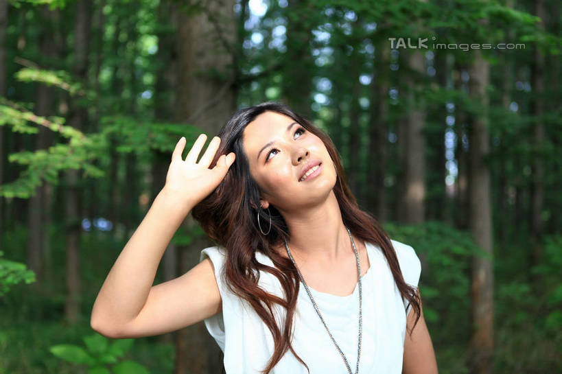 东方人,一个人,站,举,笑,微笑,露齿笑,横图,室外,白天,正面,裙子,T恤衫,旅游,度假,草地,草坪,美景,树林,植物,项链,中国,亚洲,仅一个年轻女性,仅一个女性,仅一个人,阴影,朦胧,模糊,光线,影子,景观,T恤,注视,黄种人,娱乐,长裙,山东,装饰品,草,树,树木,绿色,白色,阳光,自然,饰品,首饰,观察,看,托,站着,享受,休闲,橙色,景色,放松,遮,遮掩,生长,成长,观看,半身裙,察看,掩盖,遮挡,关注,自然风光,东亚,遮盖,山东省,日照,中华人民共和国,华东地区,掩饰,鲁,日照市,鲁南海滨国家森林公园,年轻女性,女人,女性,亚洲人,长发,卷发,举起,举手,举着,向上举,向上伸,向上托,站立,半身,彩图,rzwdb1