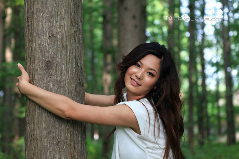 东方人,一个人,站,举,抱,笑,微笑,露齿笑,横图,室外,白天,侧面,T恤衫,旅游,度假,草地,草坪,美景,树林,植物,项链,中国,亚洲,仅一个年轻女性,仅一个女性,仅一个人,阴影,朦胧,模糊,光线,影子,景观,T恤,注视,黄种人,娱乐,山东,装饰品,草,树,树木,绿色,白色,阳光,自然,饰品,首饰,观察,看,靠,靠着,托,倚靠,站着,享受,休闲,景色,放松,生长,成长,抱着,观看,察看,搂着,倚着,关注,自然风光,东亚,山东省,日照,中华人民共和国,华东地区,鲁,日照市,鲁南海滨国家森林公园,年轻女性,女人,女性,亚洲人,长发,卷发,举起,举手,举着,搂,向上举,向上伸,向上托,站立,半身,彩图,rzwdb1