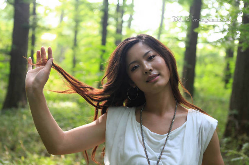 东方人,脸,头,脸颊,一个人,站,举,笑,微笑,横图,室外,特写,白天,正面,T恤衫,旅游,度假,草地,草坪,美景,树林,植物,项链,中国,亚洲,仅一个年轻女性,仅一个女性,仅一个人,握,阴影,朦胧,模糊,光线,影子,景观,拿,T恤,拿着,注视,黄种人,娱乐,山东,装饰品,草,树,树木,绿色,白色,阳光,自然,饰品,首饰,观察,看,托,站着,享受,休闲,景色,放松,握着,生长,成长,观看,察看,关注,自然风光,东亚,山东省,日照,中华人民共和国,华东地区,鲁,日照市,鲁南海滨国家森林公园,年轻女性,女人,女性,亚洲人,头部,长发,卷发,脸部,脸蛋,面部,举起,举手,举着,向上举,向上伸,向上托,站立,半身,彩图,rzwdb1