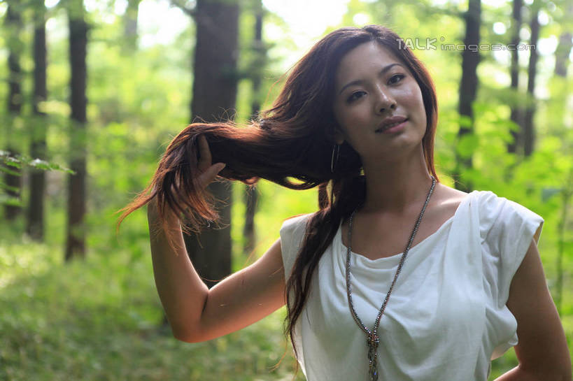 东方人,脸,头,脸颊,一个人,站,举,笑,微笑,横图,室外,特写,白天,正面,T恤衫,旅游,度假,草地,草坪,美景,树林,植物,项链,中国,亚洲,仅一个年轻女性,仅一个女性,仅一个人,握,阴影,朦胧,模糊,光线,影子,景观,拿,T恤,拿着,注视,黄种人,娱乐,山东,装饰品,草,树,树木,绿色,白色,阳光,自然,饰品,首饰,观察,看,托,站着,享受,休闲,景色,放松,握着,生长,成长,观看,察看,关注,自然风光,东亚,山东省,日照,中华人民共和国,华东地区,鲁,日照市,鲁南海滨国家森林公园,年轻女性,女人,女性,亚洲人,头部,长发,卷发,脸部,脸蛋,面部,举起,举手,举着,向上举,向上伸,向上托,站立,半身,彩图,rzwdb1