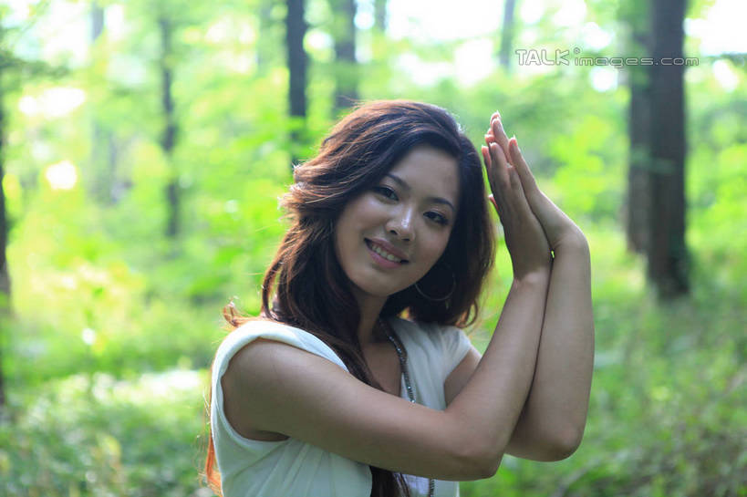 东方人,脸,头,脸颊,一个人,站,举,笑,微笑,露齿笑,横图,室外,特写,白天,正面,T恤衫,旅游,度假,草地,草坪,美景,树林,植物,项链,中国,亚洲,仅一个年轻女性,仅一个女性,仅一个人,阴影,朦胧,模糊,光线,影子,景观,T恤,注视,黄种人,娱乐,山东,装饰品,草,树,树木,绿色,白色,阳光,自然,饰品,首饰,观察,看,双手合十,托,站着,享受,休闲,景色,放松,生长,成长,观看,察看,关注,自然风光,东亚,山东省,日照,中华人民共和国,合十,华东地区,鲁,日照市,鲁南海滨国家森林公园,年轻女性,女人,女性,亚洲人,头部,长发,卷发,脸部,脸蛋,面部,举起,举手,举着,向上举,向上伸,向上托,站立,半身,彩图,rzwdb1