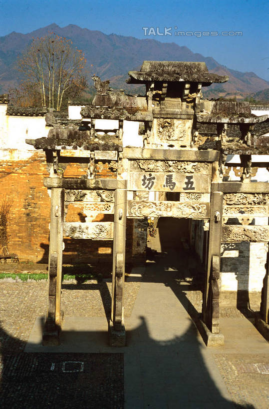 无人,横图,室外,白天,正面,旅游,度假,黄山,石头,名胜古迹,山,山脉,植物,标志建筑,地标,建筑,中国,亚洲,阴影,遗迹,光线,石子,影子,山峰,牌坊,牌楼,山峦,古迹,文化,文物,娱乐,建设,古建筑,树,树木,蓝色,绿色,蓝天,天空,阳光,自然,群山,天,享受,休闲,旅游胜地,放松,生长,晴朗,成长,纪念,祭祀,表彰,荣誉,古文明,东亚,安徽,安徽省,黄山市,歙县,许村,万里无云,中华人民共和国,华东地区,荣耀,皖,石块,岩石,晴空,晴空万里,彩图,传统文化,shcm1