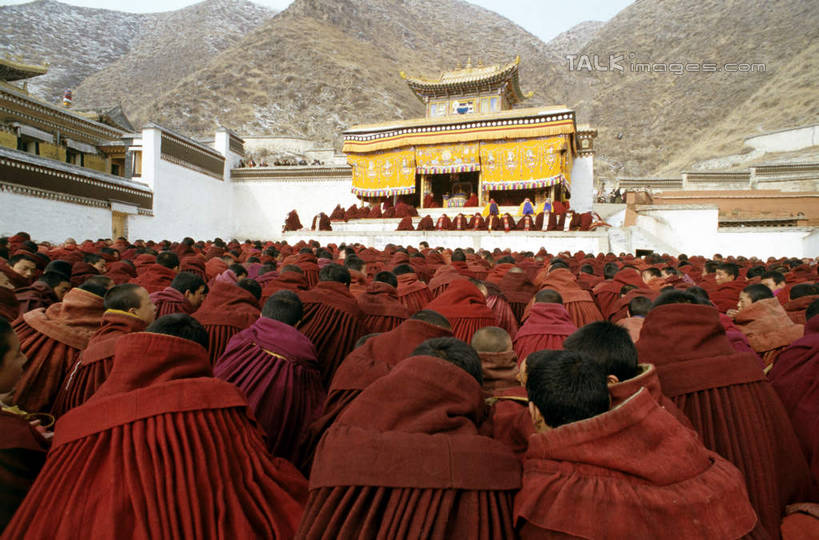 东方人,和尚,寺庙,坐,竖图,室外,白天,正面,民族服装,旅游,度假,名胜古迹,山,山脉,标志建筑,地标,建筑,中国,亚洲,服装,节日,遗迹,山峰,山峦,许多人,燃烧,黄种人,古迹,文化,文物,娱乐,建设,古建筑,衣服,香火,庙宇,群山,祈祷,一群人,享受,休闲,健康,旅游胜地,放松,许愿,宗教,服饰,信仰,纪念,祈求,衣着,穿着,古文明,东亚,甘肃,甘肃省,夏河县,拉卜楞寺,中华人民共和国,西北地区,甘,衣饰,夏河,平安,男人,男性,年轻男性,中年男性,亚洲人,比丘,高僧,僧,僧侣,僧人,沙弥,修行僧,坐着,半身,彩图,传统服装,民俗服,庙,寺,shcm1